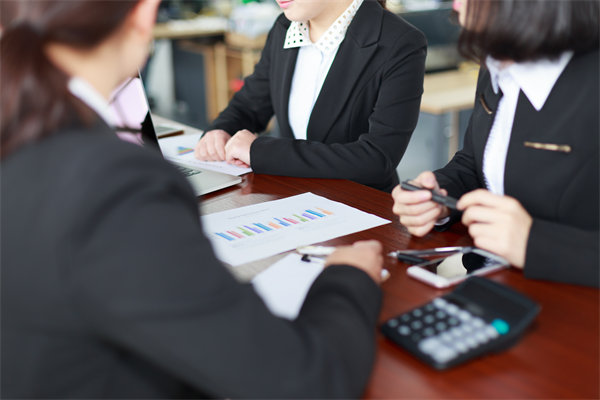 初創企業如何設定合理的薪酬策略吸引人才？