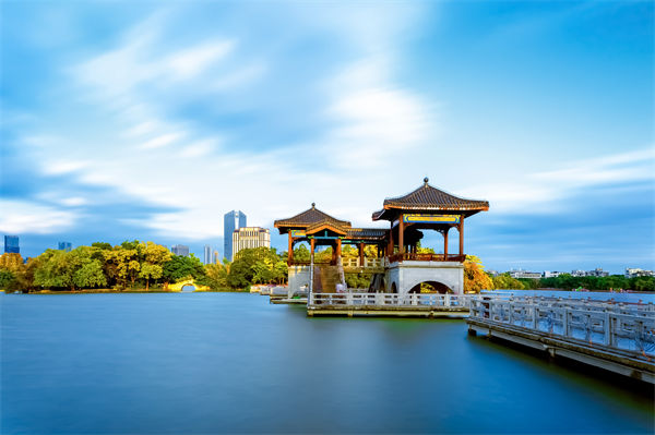惠州戰(zhàn)略咨詢公司如何為企業(yè)定制長遠發(fā)展規(guī)劃？
