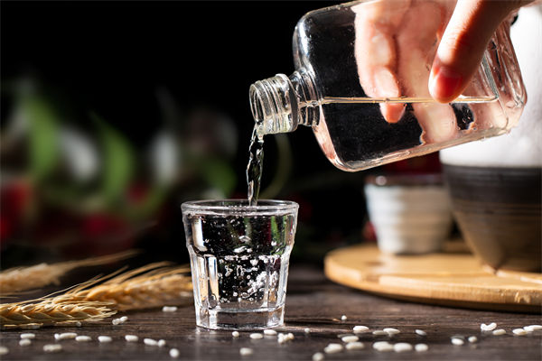 白酒遇冷，集體“降度”，關聯(lián)企業(yè)有何營銷啟示？